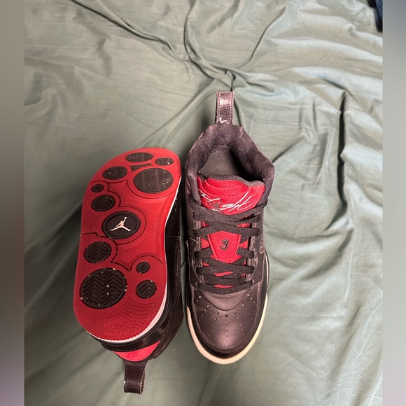 Jordan Flight 9’s (youth) - Picture 4 of 4